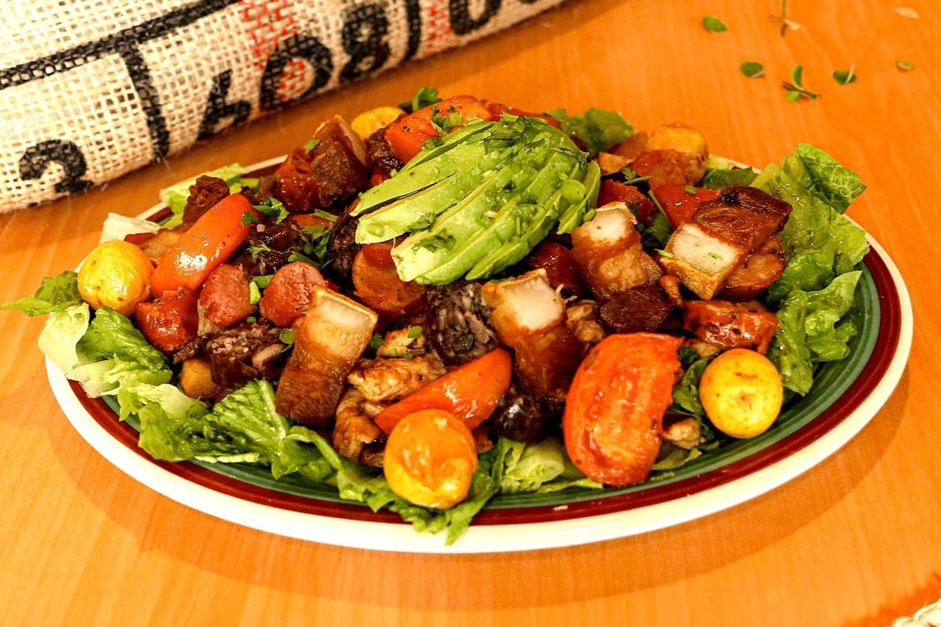 Picada de Carne, Chorizo, Cerdo, Chicharron, Papa Criolla, Aguacate y Vegetales